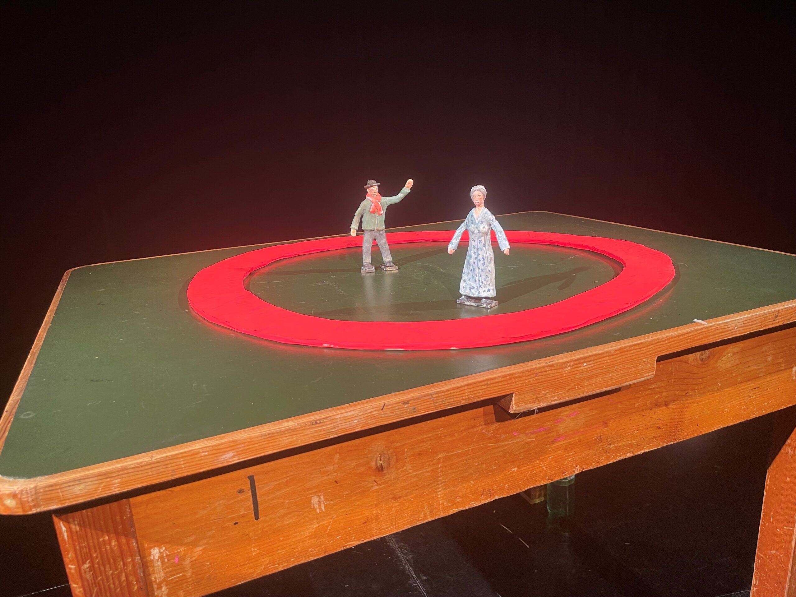 WAS MAN VON HIER AUS SEHEN KANN, WAS MAN VON HIER AUS SEHEN KANN Was man von hier aus sehen kann (Foto: Marotte Figurentheater)