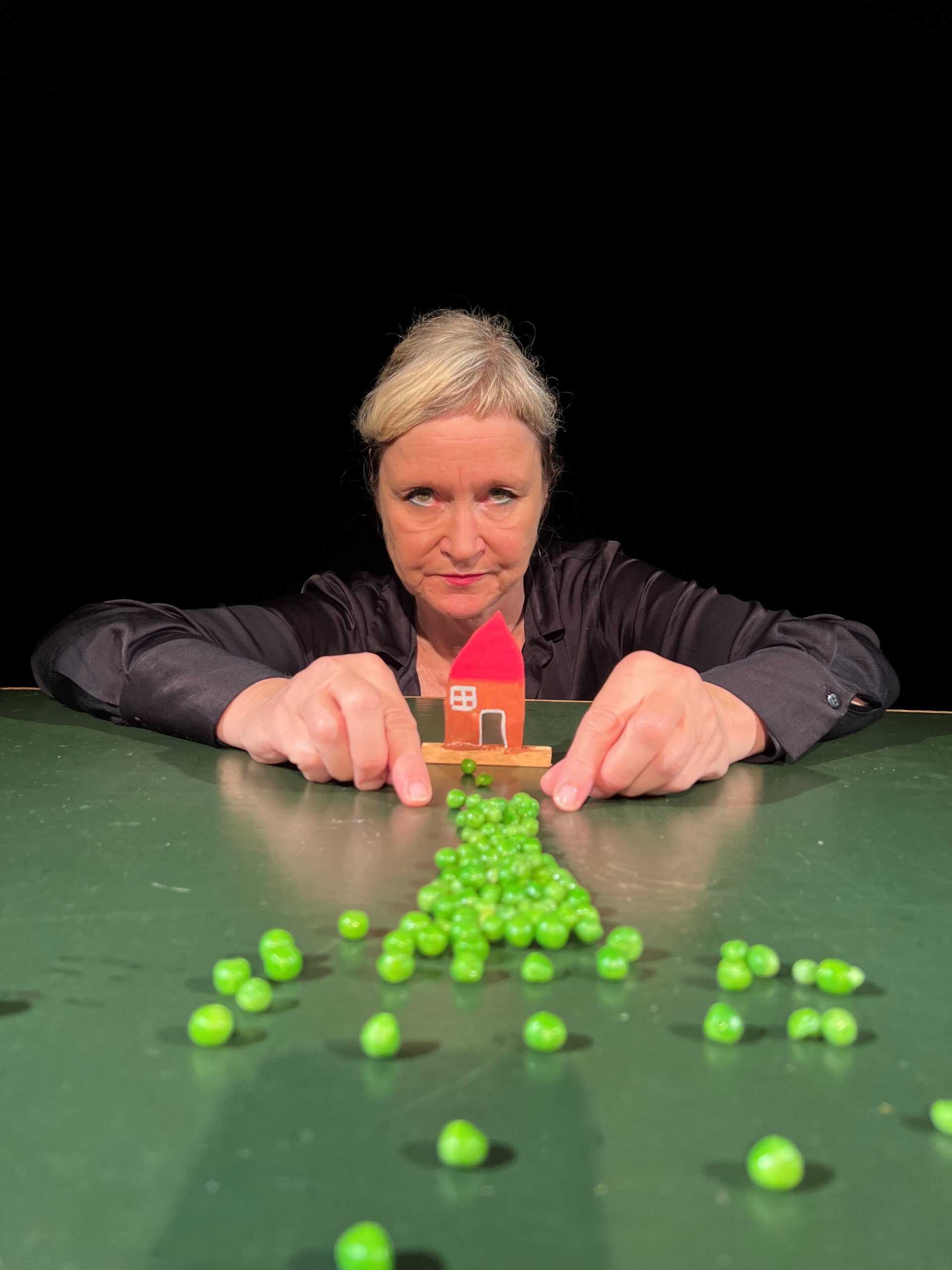 WAS MAN VON HIER AUS SEHEN KANN, WAS MAN VON HIER AUS SEHEN KANN Was man von hier aus sehen kann (Foto: Marotte Figurentheater)